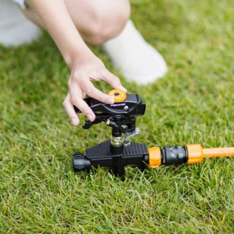 ZRASZACZ PULSACYJNY METALOWY FISKARS 500m² NA KÓŁKACH 26m ZRASZACZ PULSACYJNY METALOWY FISKARS 500m² NA KÓŁKACH 26m