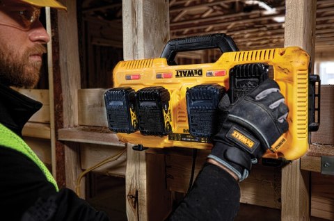 ŁADOWARKA XR 8.0A 4*18V DEWALT ŁADOWARKA XR 8.0A 4*18V DEWALT